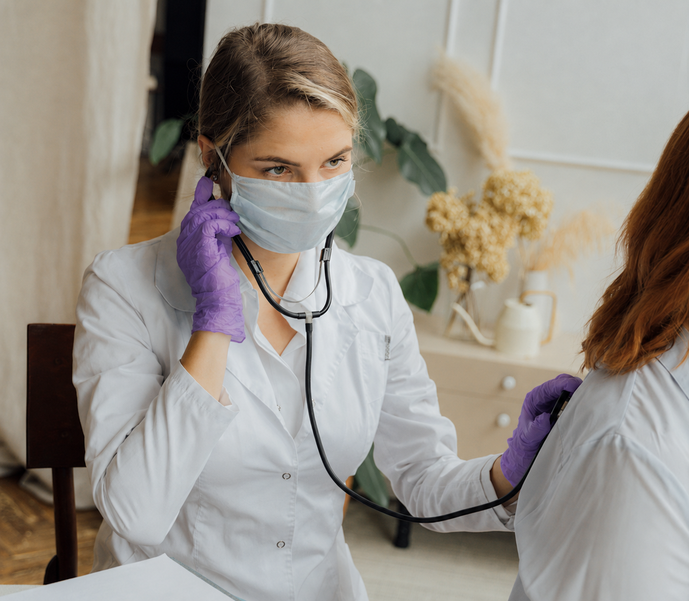Médica explorando la respiración de paciente